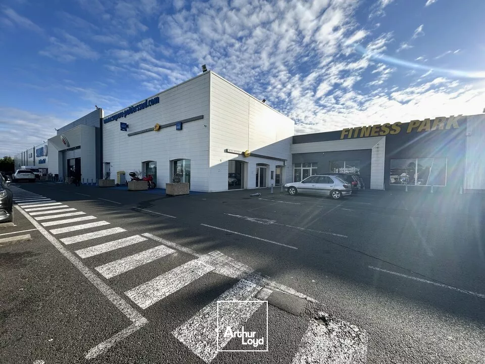 EMPLACEMENT DE CHOIX - À LOUER LOCAL COMMERCIAL - ZONE COMMERCIALE DE POITIERS SUD