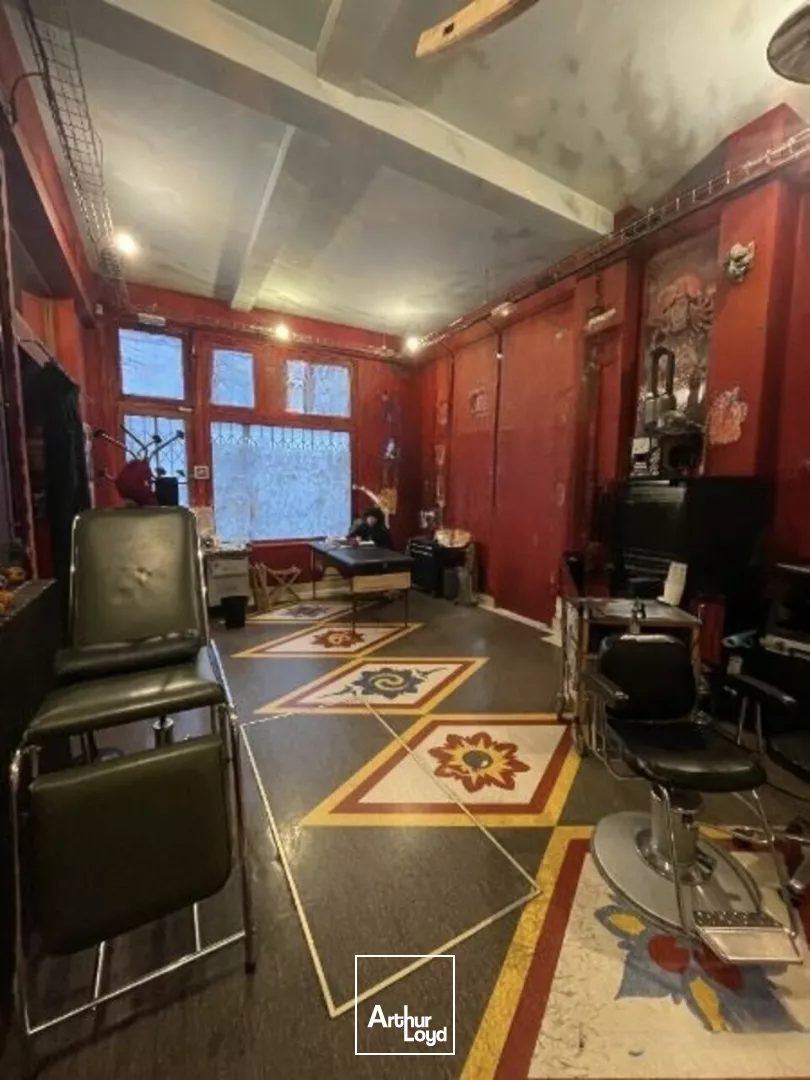 A LOUER REIMS CENTRE VILLE - LOCAL COMMERCIAL EN ANGLE DE RUE D'ENVIRON 100m2