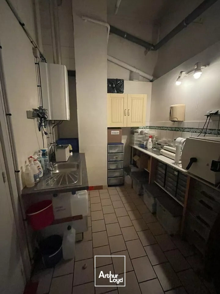 A LOUER REIMS CENTRE VILLE - LOCAL COMMERCIAL EN ANGLE DE RUE D'ENVIRON 100m2