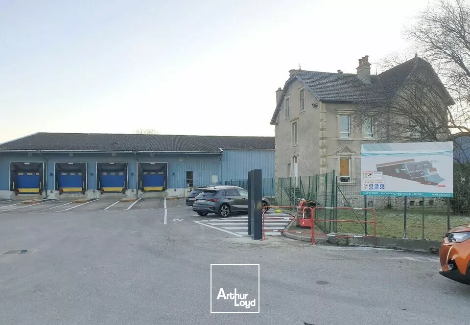 ENTREPOT - ATELIER à VENDRE de 1920 m²