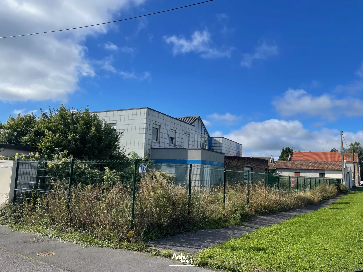 A VENDRE - BUREAUX ET ACTIVITÉ - 1738 M2 EN PLUSIEURS BÂTIMENTS - CHAUNY