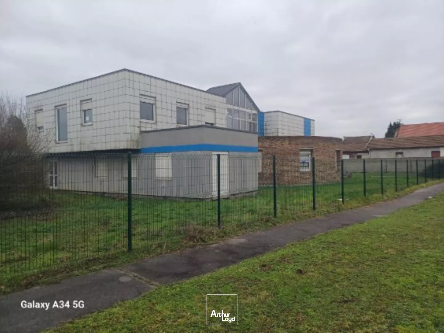 A VENDRE - BUREAUX ET ACTIVITÉ - 1738 M2 EN PLUSIEURS BÂTIMENTS - CHAUNY