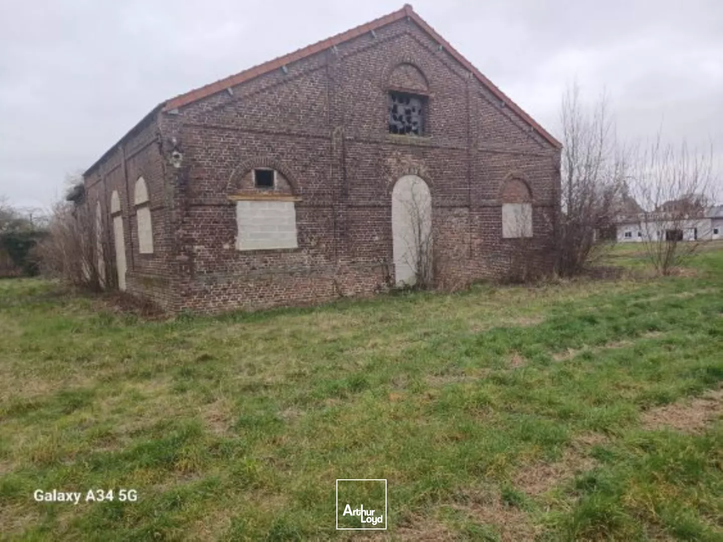 A VENDRE - BUREAUX ET ACTIVITÉ - 1738 M2 EN PLUSIEURS BÂTIMENTS - CHAUNY