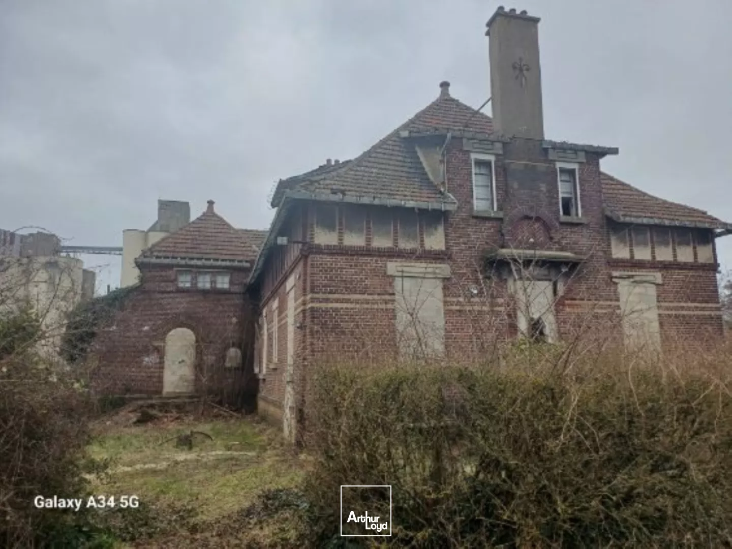 A VENDRE - BUREAUX ET ACTIVITÉ - 1738 M2 EN PLUSIEURS BÂTIMENTS - CHAUNY