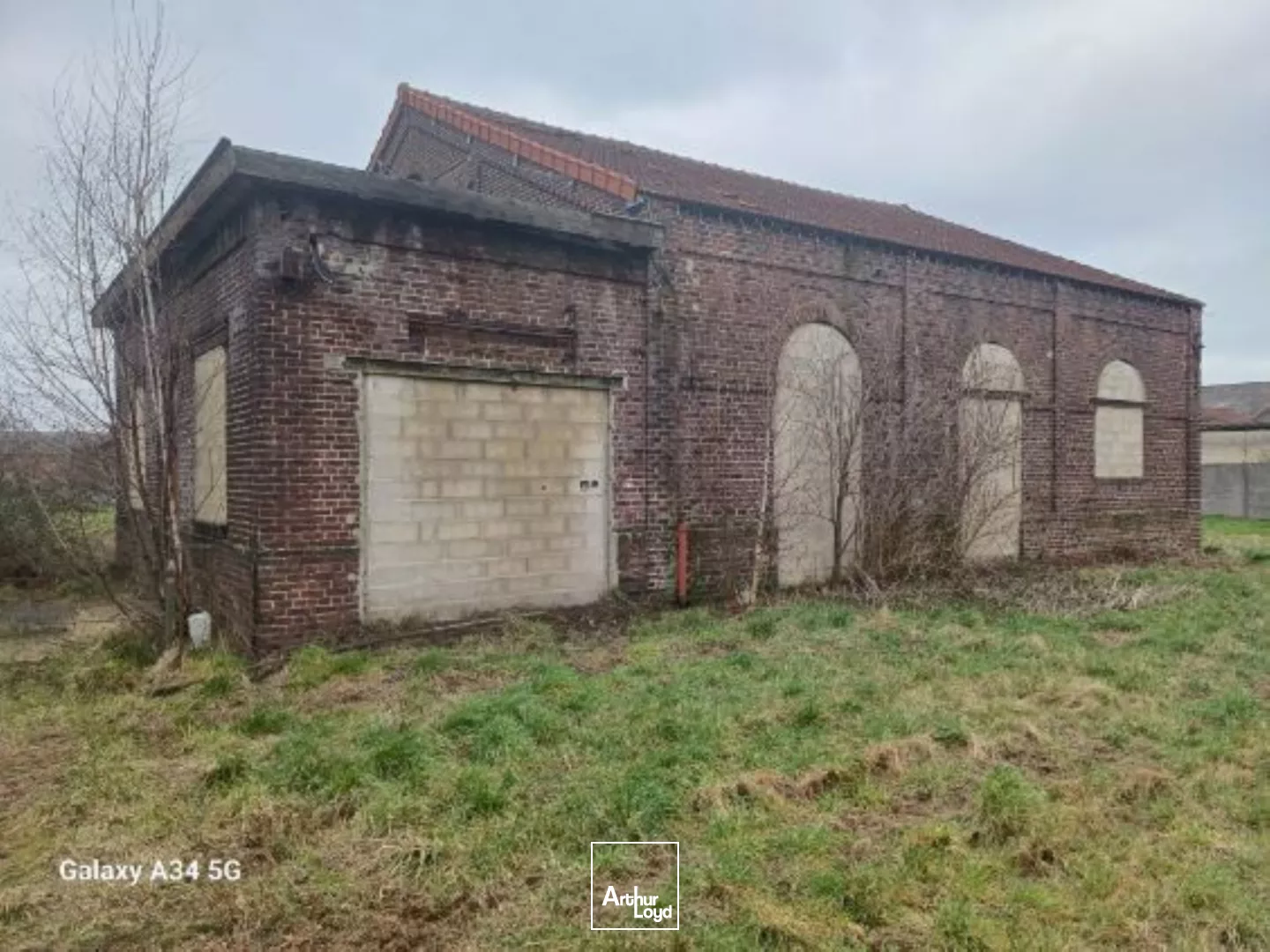 A VENDRE - BUREAUX ET ACTIVITÉ - 1738 M2 EN PLUSIEURS BÂTIMENTS - CHAUNY