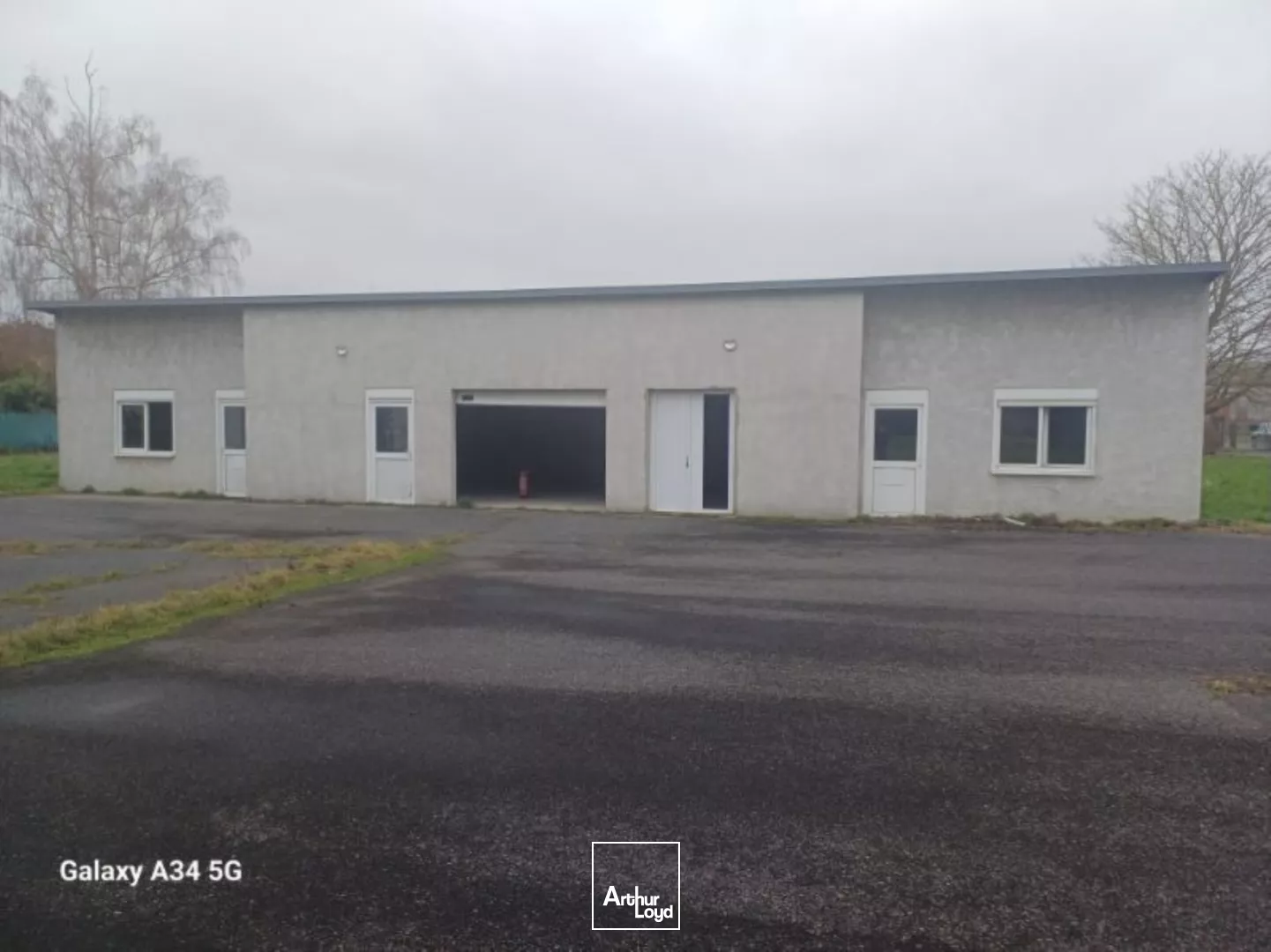 A VENDRE - BUREAUX ET ACTIVITÉ - 1738 M2 EN PLUSIEURS BÂTIMENTS - CHAUNY
