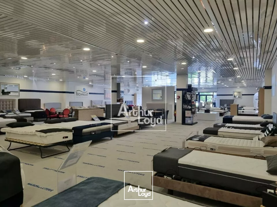 Belle surface commerciale en Retail Park à louer