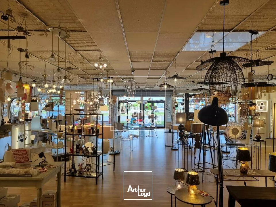 Belle surface commerciale en Retail Park à louer