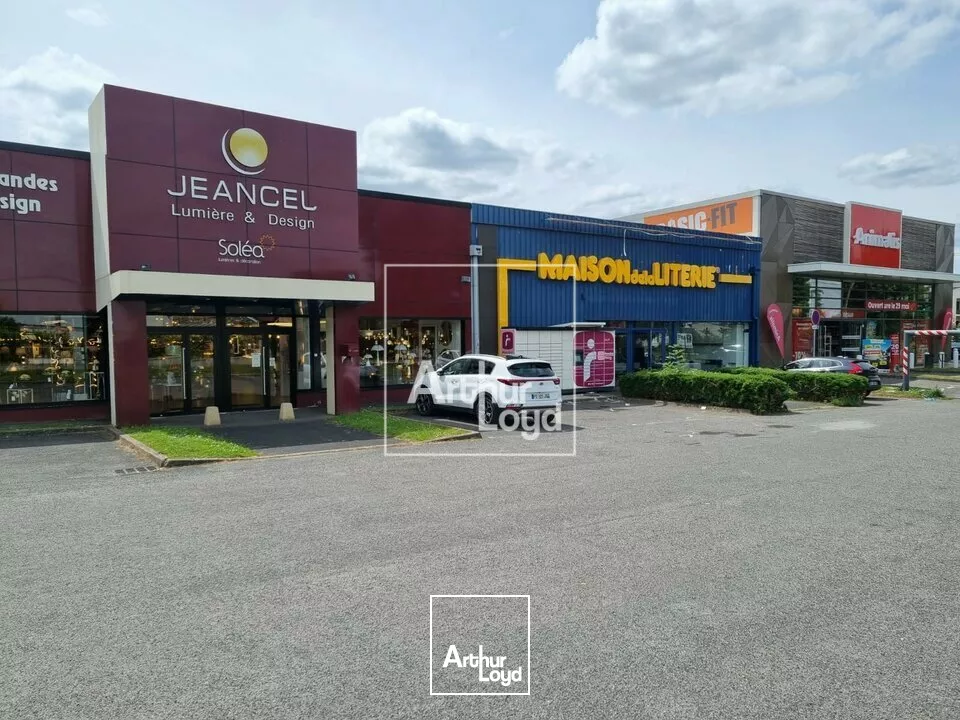 Belle surface commerciale en Retail Park à louer