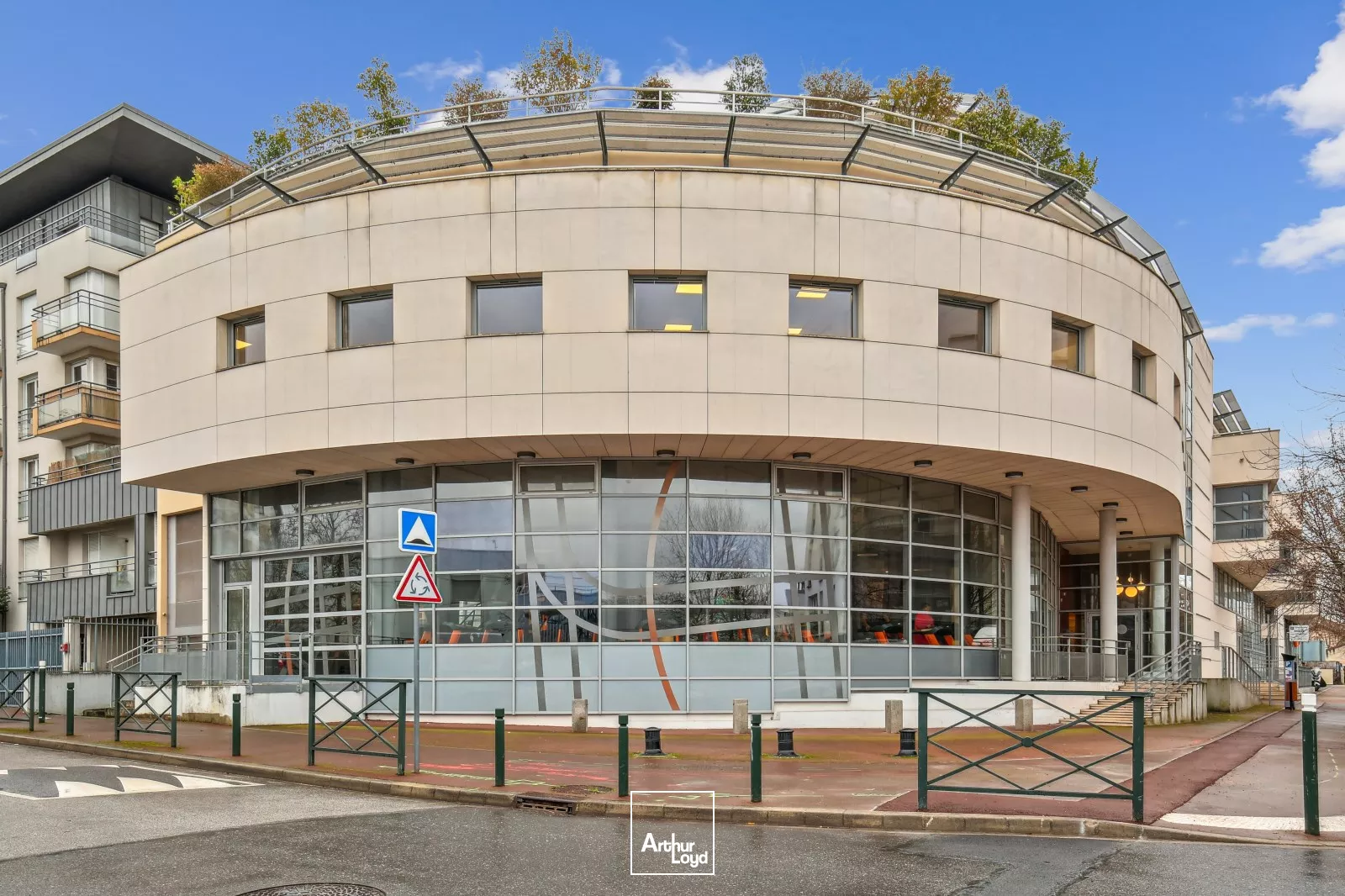 Opportunité de bureaux à vendre, accès PMR et terrasse, dans le quartier des Champs-Pierreux