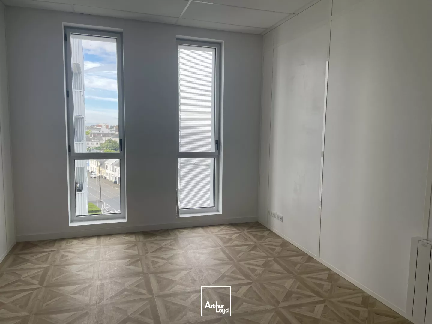 BUREAUX - A VENDRE - 457 m2 - ST NAZAIRE - 225 M2