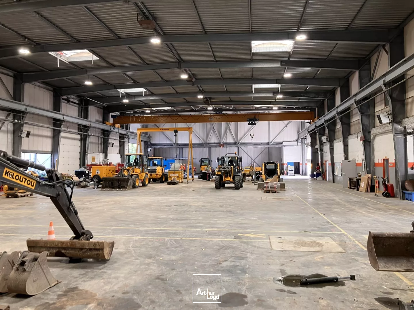 Bâtiment indépendant 3825 m² avec aire de stockage extérieure/voiries de 7500 m² - Paris Nord 2 Roissy CDG