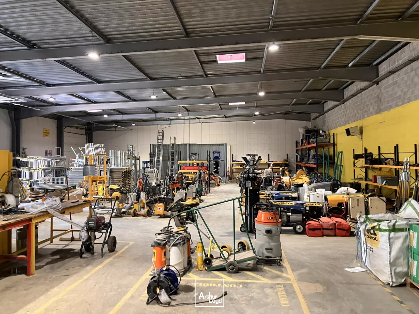 Bâtiment indépendant 3825 m² avec aire de stockage extérieure/voiries de 7500 m² - Paris Nord 2 Roissy CDG