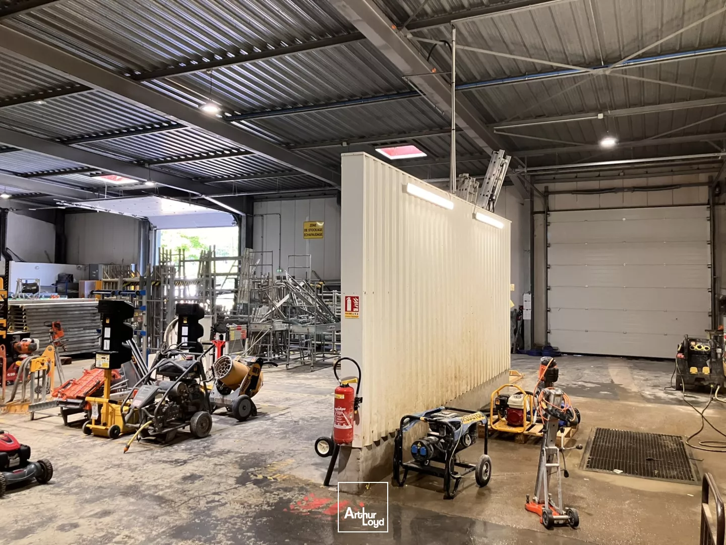 Bâtiment indépendant 3825 m² avec aire de stockage extérieure/voiries de 7500 m² - Paris Nord 2 Roissy CDG