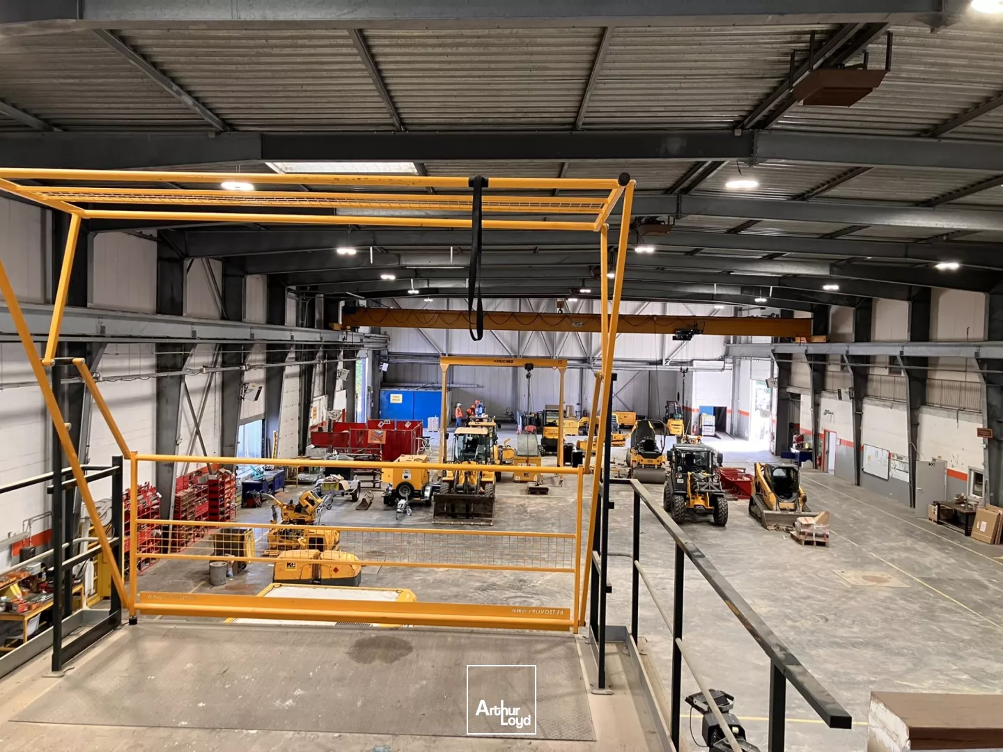 Bâtiment indépendant 3825 m² avec aire de stockage extérieure/voiries de 7500 m² - Paris Nord 2 Roissy CDG