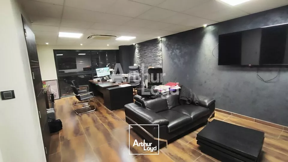 À VENDRE bâtiment de bureaux sur la commune de BARBERAZ d'une surface totale de 270 m².