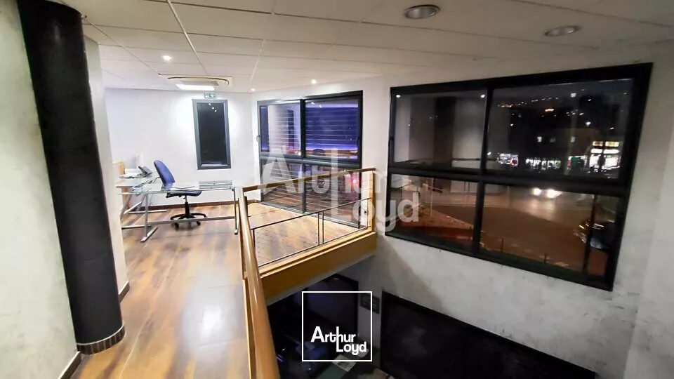 À VENDRE bâtiment de bureaux sur la commune de BARBERAZ d'une surface totale de 270 m².