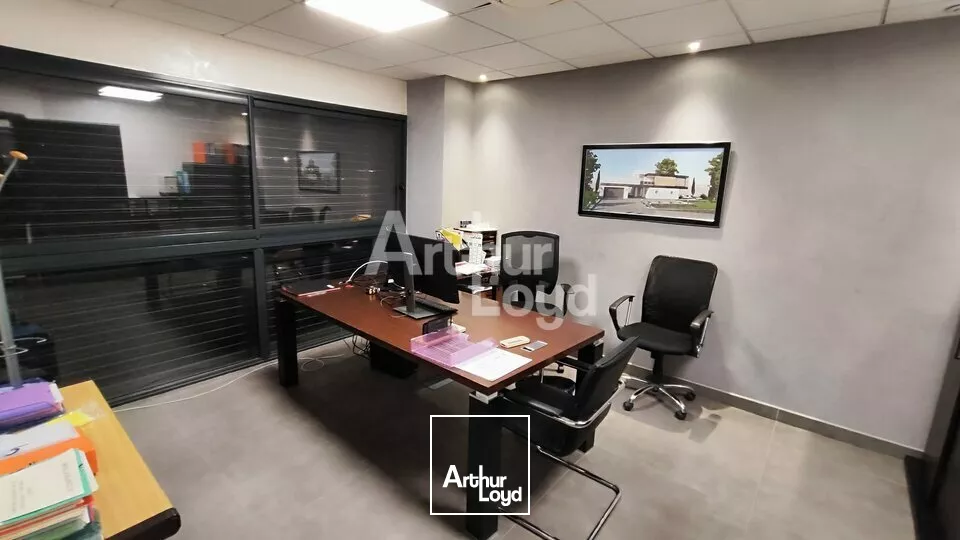 À VENDRE bâtiment de bureaux sur la commune de BARBERAZ d'une surface totale de 270 m².