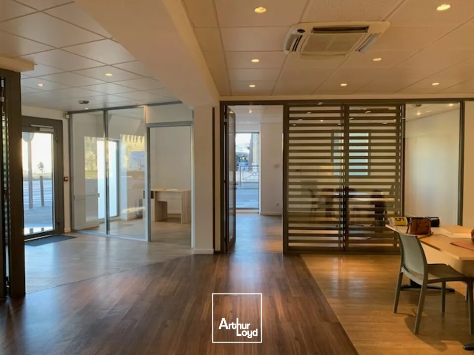 A louer Avignon face aux remparts bureaux avec vitrine