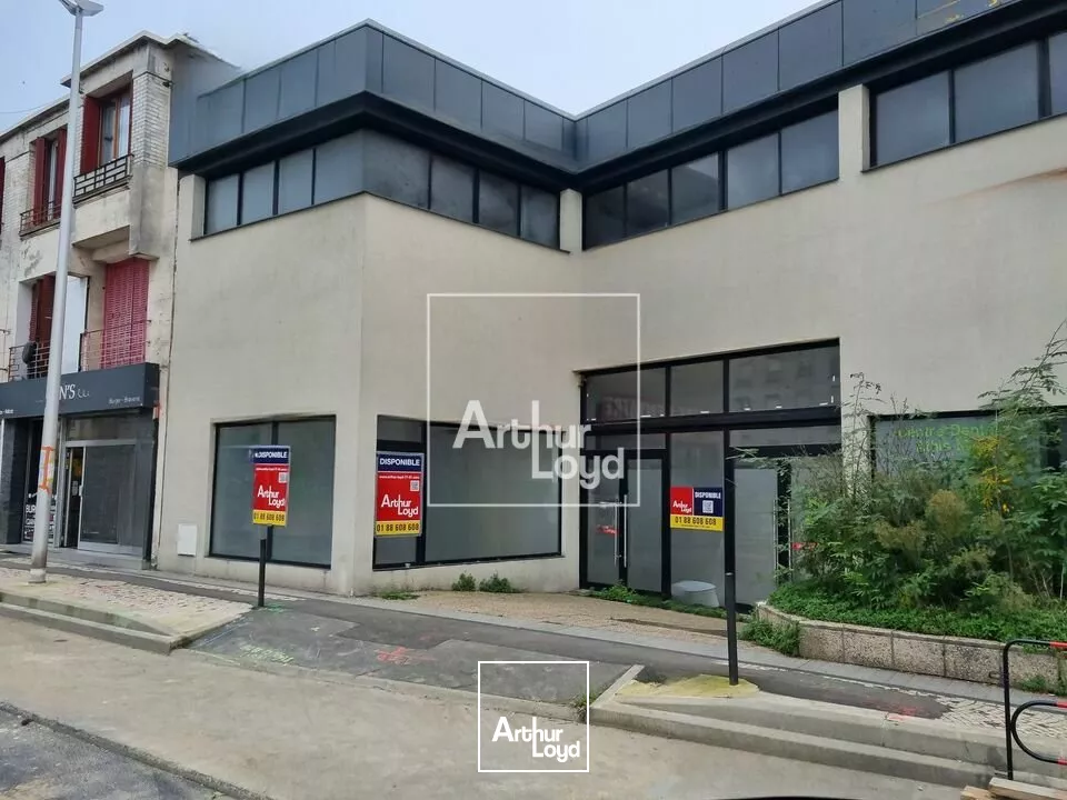 Spacieux bureaux avec belle visibilité !