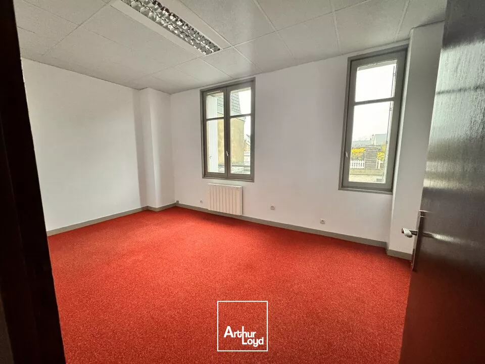 TOURS CENTRE FACILITE ACCES TOURS HYPER CENTRE - A LOUER 78 M² BUREAUX - 1ER ETAGE 