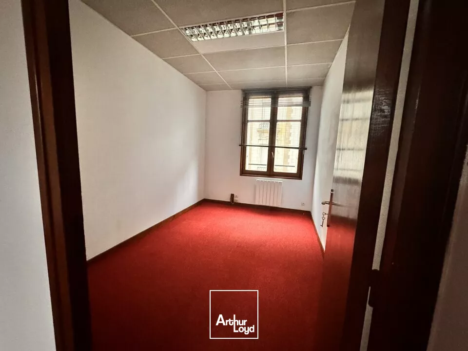 TOURS CENTRE FACILITE ACCES TOURS HYPER CENTRE - A LOUER 78 M² BUREAUX - 1ER ETAGE 