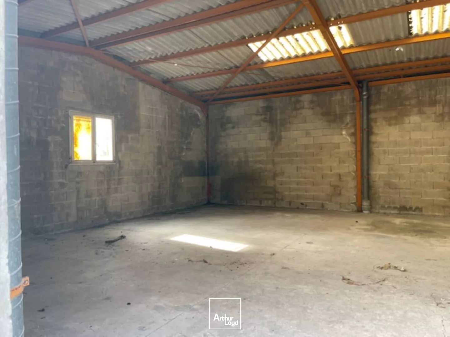 Local de stockage de 200 m2 disponible immédiatement à la location avec espace de stockage extréieur sur l'axe D1 SOISSONS/CHÂTEAU THIERRY