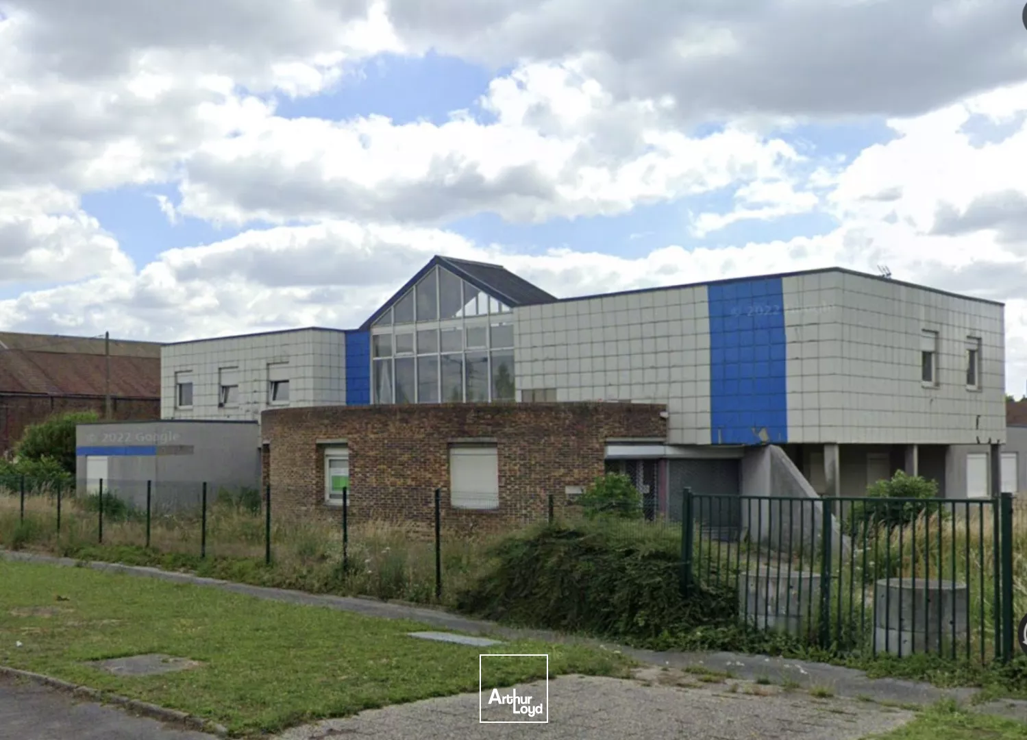 A VENDRE - BUREAUX ET ACTIVITÉ - 1738 M2 EN PLUSIEURS BÂTIMENTS - CHAUNY