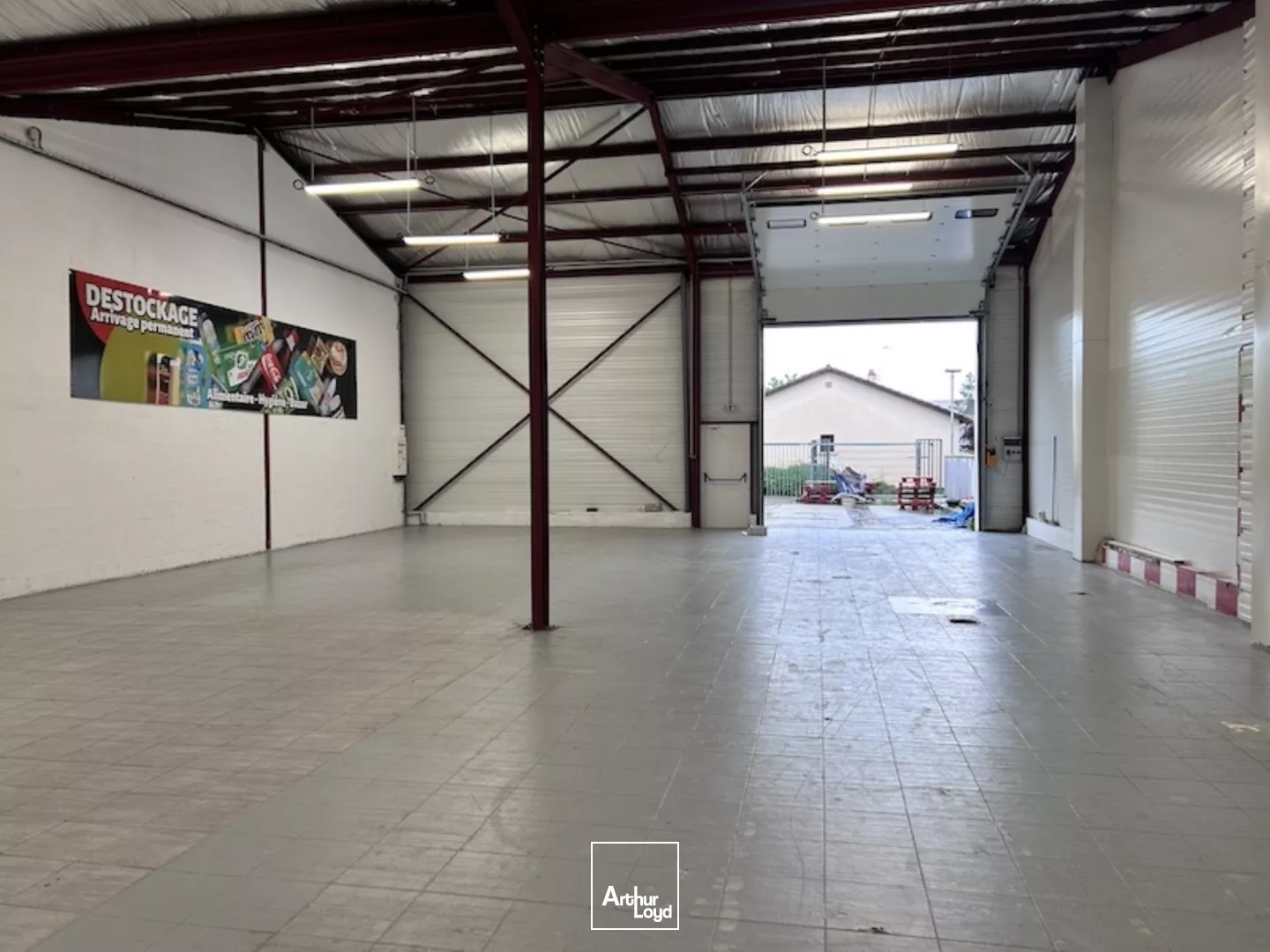 AMBERIEU EN BUGEY - Zone industrielle et commerciale A LOUER / Local d'activités de 376 m2. Activité commerciale possible, nous consulter