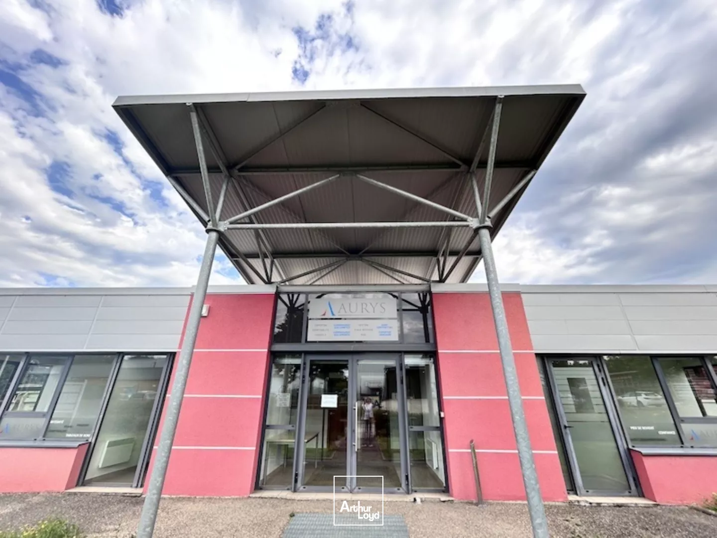 A vendre - Bourg en Bresse - Norelan - Bâtiment indépendant avec parkings