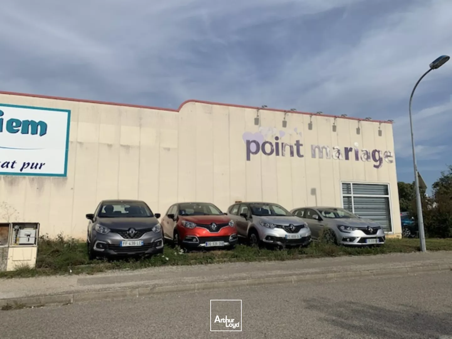 VIRIAT : Local commercial de 1300 m2 à vendre ou à louer