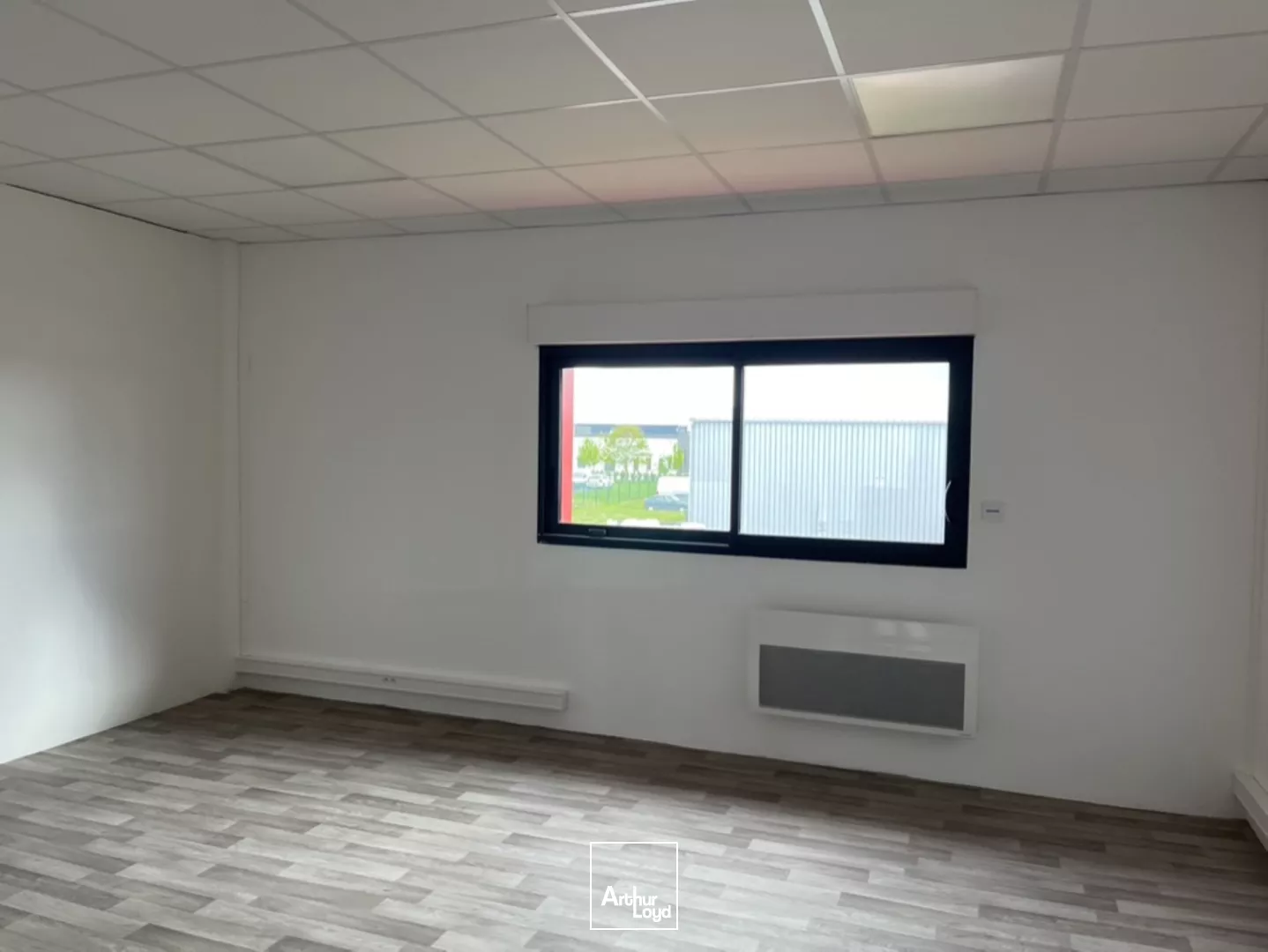 LOCATION BUREAU 112M2 -PARC ALATA