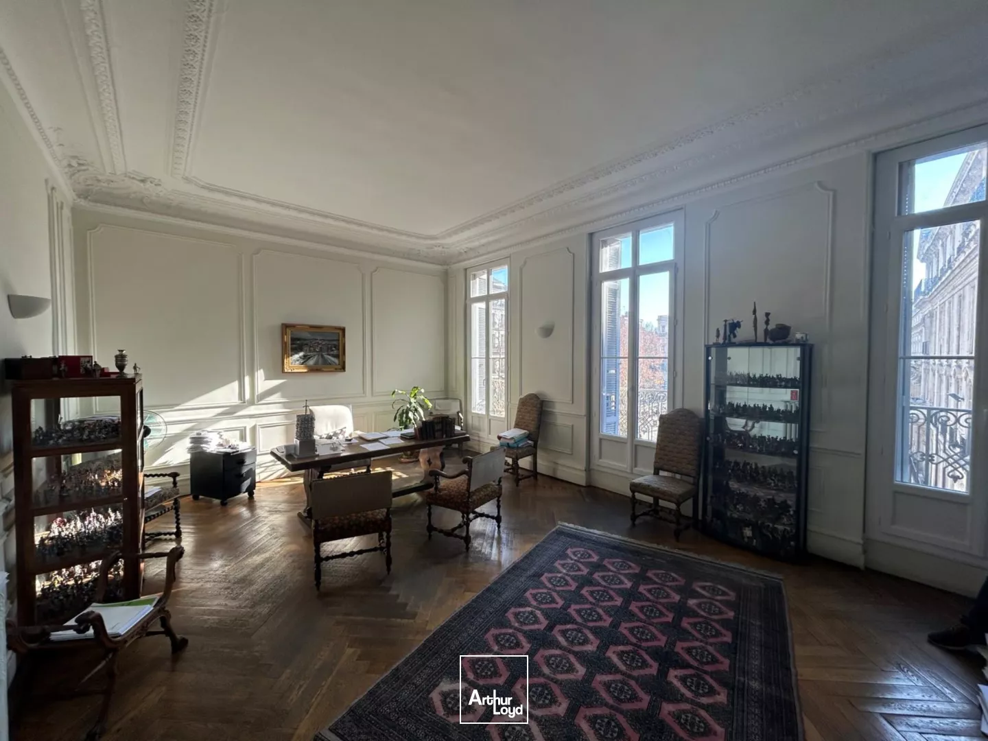 Bureaux avec balcon filant à vendre dans immeuble en pierre de taille - Centre-ville / Préfecture - 13006 Marseille