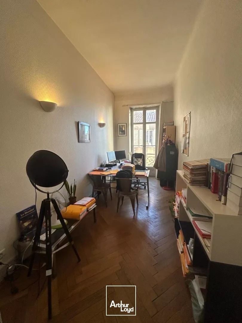 Bureaux avec balcon filant à vendre dans immeuble en pierre de taille - Centre-ville / Préfecture - 13006 Marseille