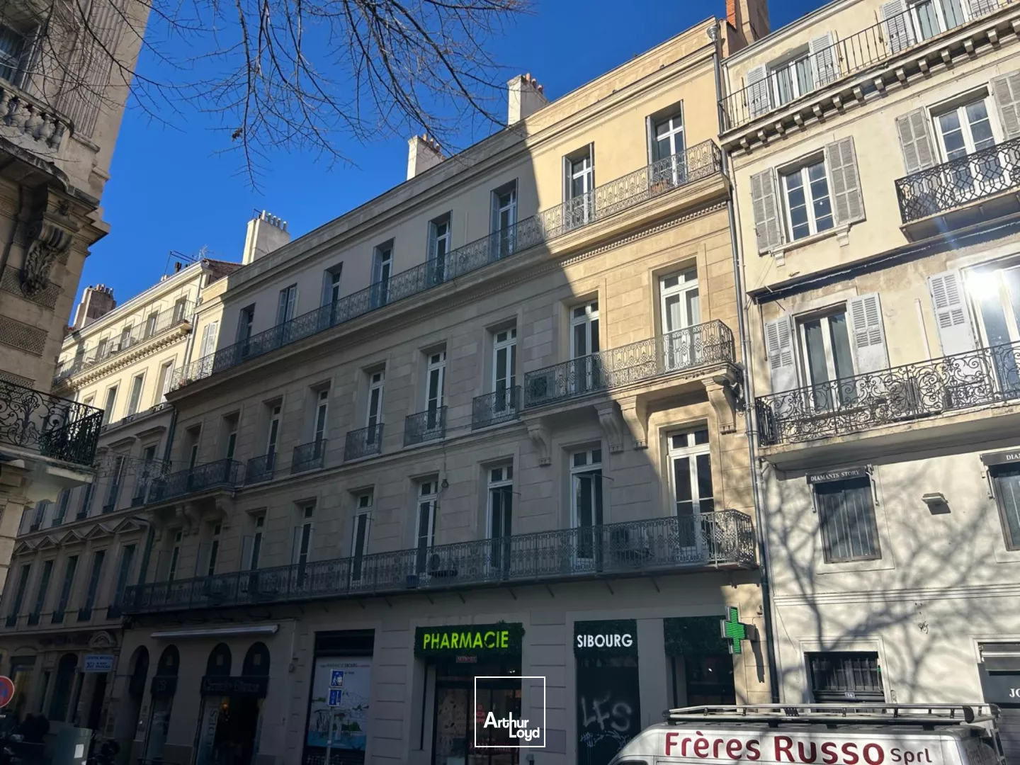 Bureaux avec balcon filant à vendre dans immeuble en pierre de taille - Centre-ville / Préfecture - 13006 Marseille