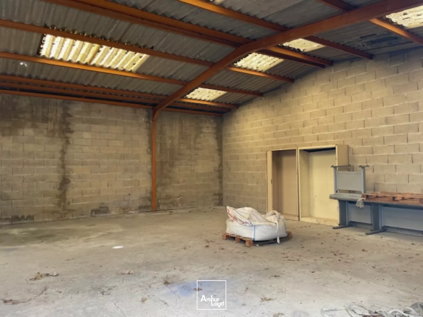 Local de stockage de 200 m2 disponible immédiatement à la location avec espace de stockage extréieur sur l'axe D1 SOISSONS/CHÂTEAU THIERRY