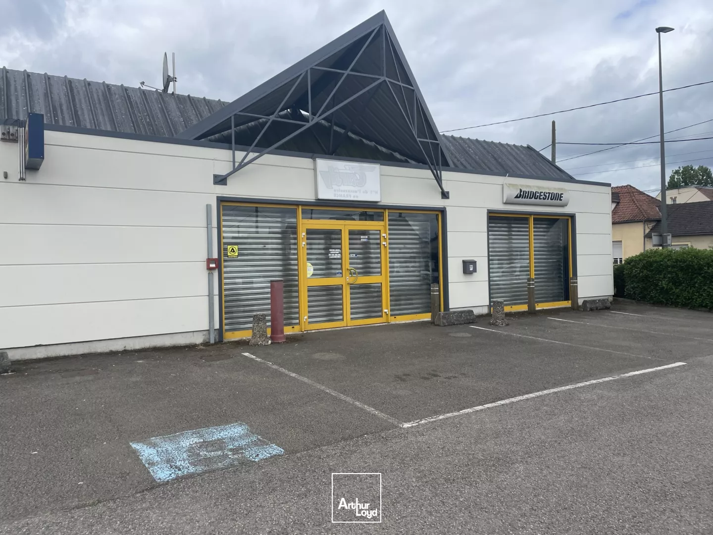 Grand local commercial d'environ 400 m2 à BEAUVAIS 