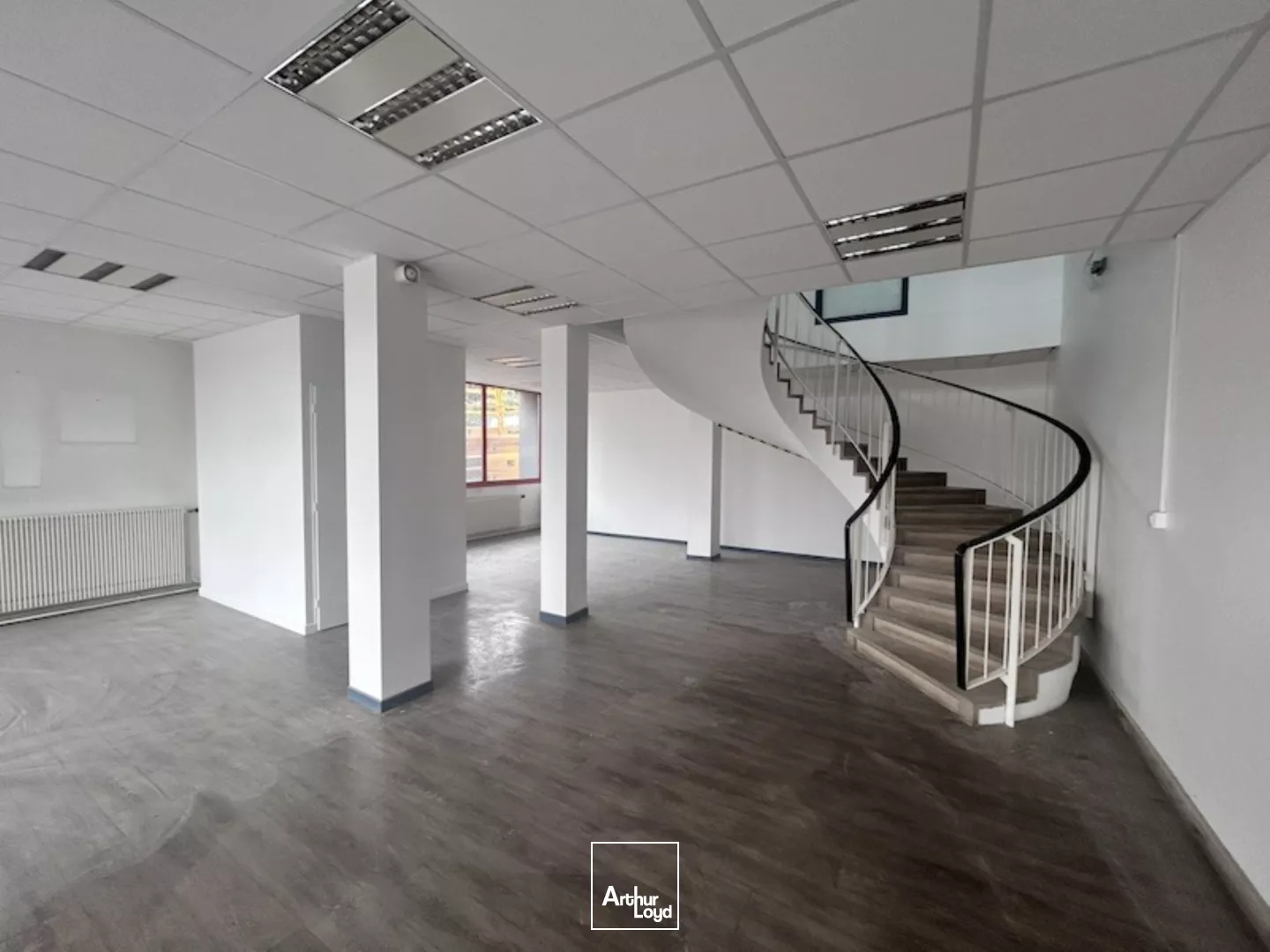 MACON PROCHE CENTRE - A louer à Mâcon, bureaux cloisonnés avec parkings privatifs