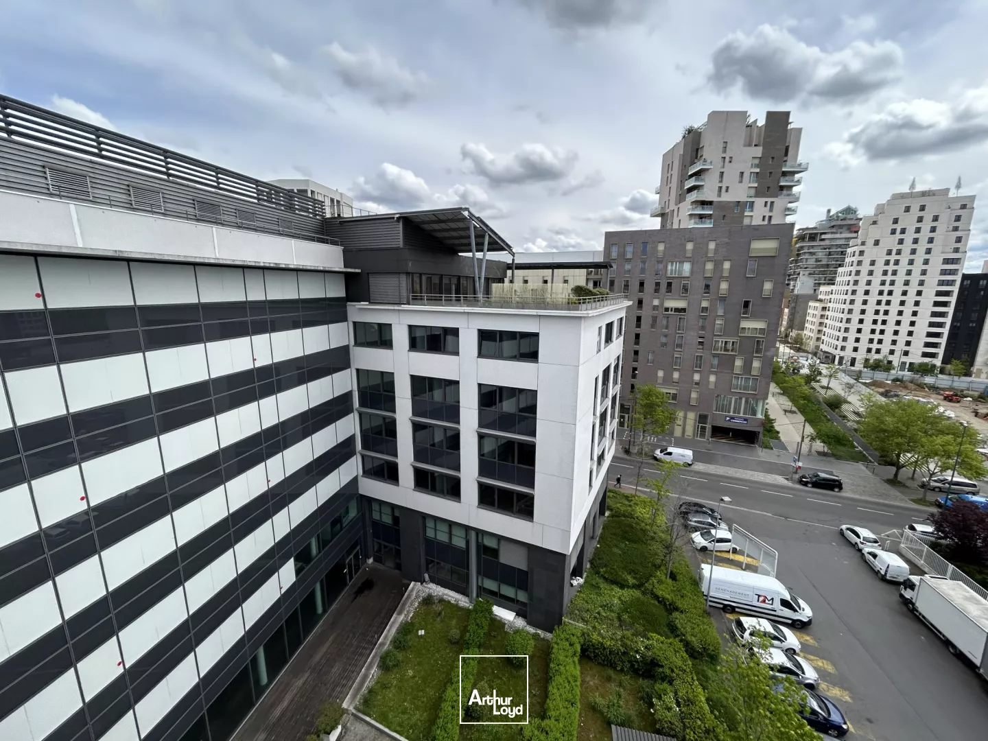 Espaces de bureaux fonctionnels - Nombreux services - Quartier dynamique - Au pied du RER C