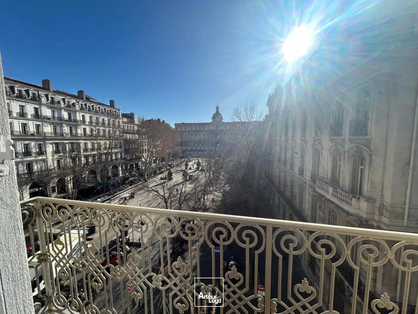 Bureaux avec balcon filant à vendre dans immeuble en pierre de taille - Centre-ville / Préfecture - 13006 Marseille