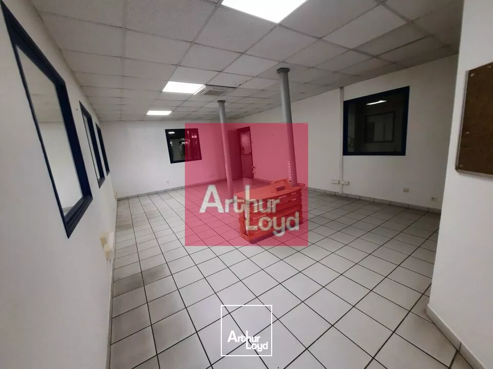 CLERMONT-FERRAND ZONE DES GRAVANCHES A LOUER LOCAL ACTIVITE 1950 M² - DEUX QUAIS