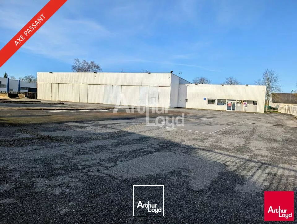 Bel emplacement visible et facilement accessible à Vitré, avec un grand foncier !