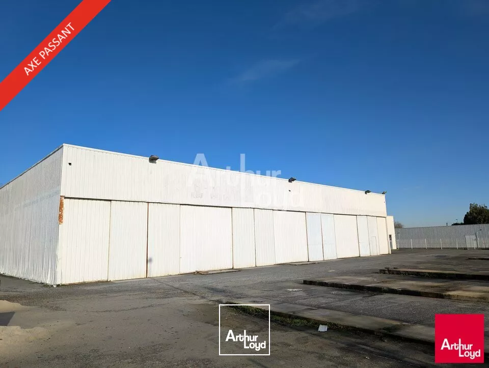 Bel emplacement visible et facilement accessible à Vitré, avec un grand foncier !