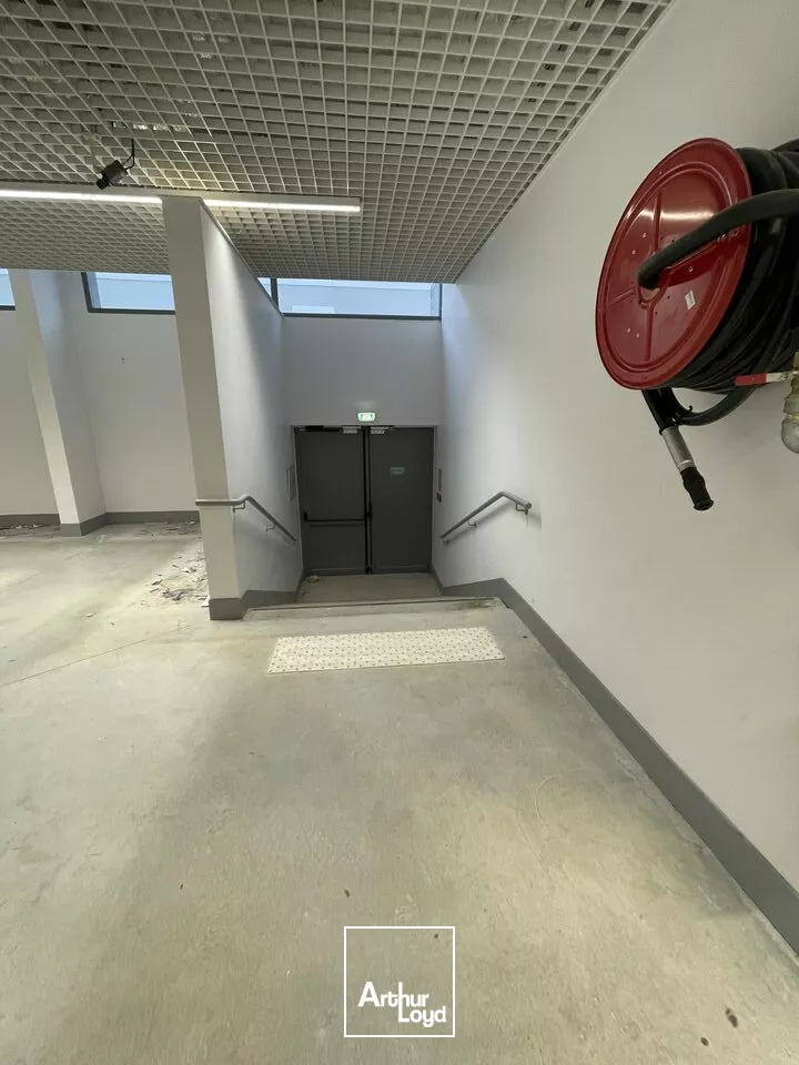 SECTEUR SAINT MARCEAUX / BLD DE LA PAIX A REIMS LOCAL COMMERCIAL DE 1 600M2 A LOUER. EXCELLENT ETAT 