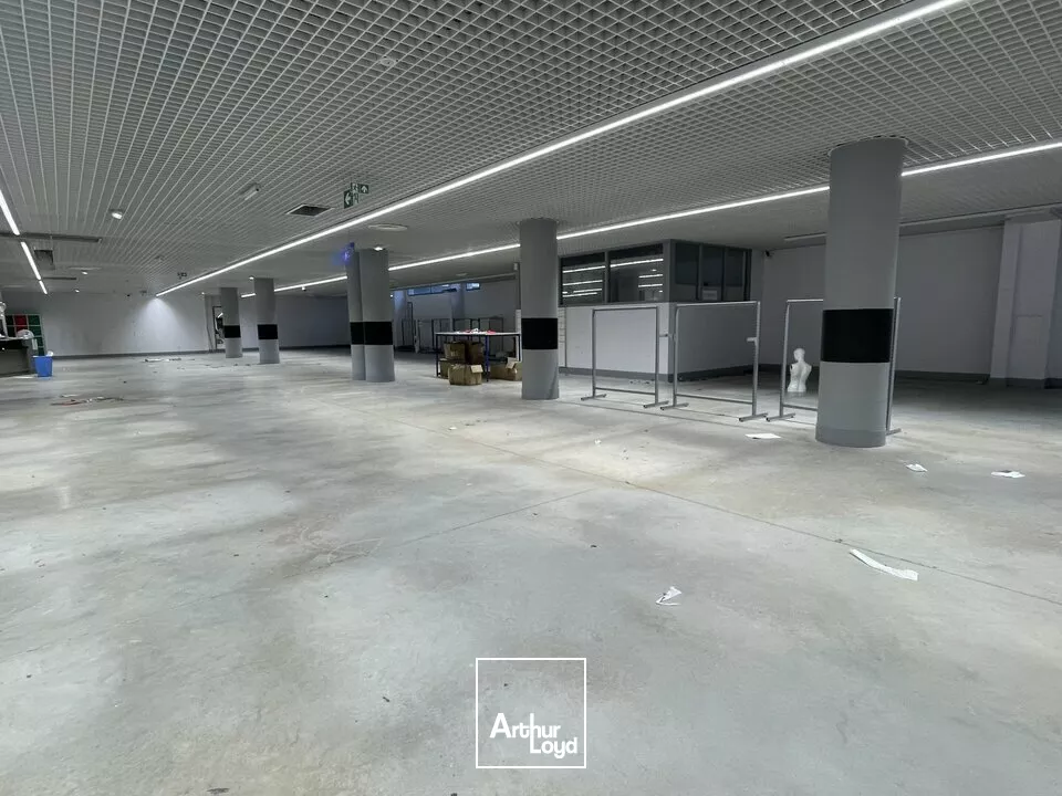 SECTEUR SAINT MARCEAUX / BLD DE LA PAIX A REIMS LOCAL COMMERCIAL DE 1 600M2 A LOUER. EXCELLENT ETAT 