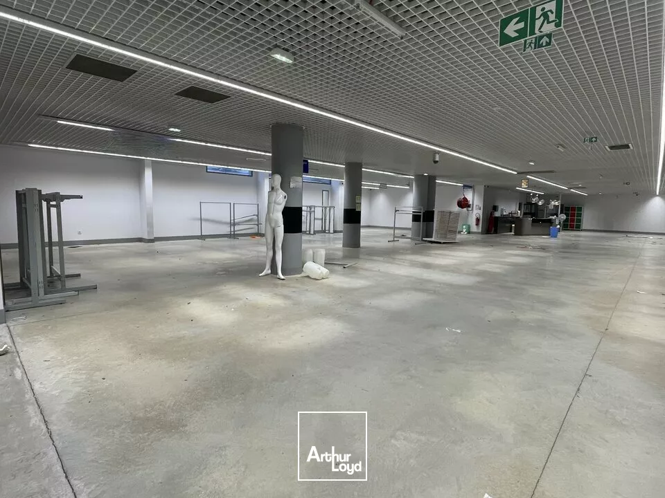 SECTEUR SAINT MARCEAUX / BLD DE LA PAIX A REIMS LOCAL COMMERCIAL DE 1 600M2 A LOUER. EXCELLENT ETAT 