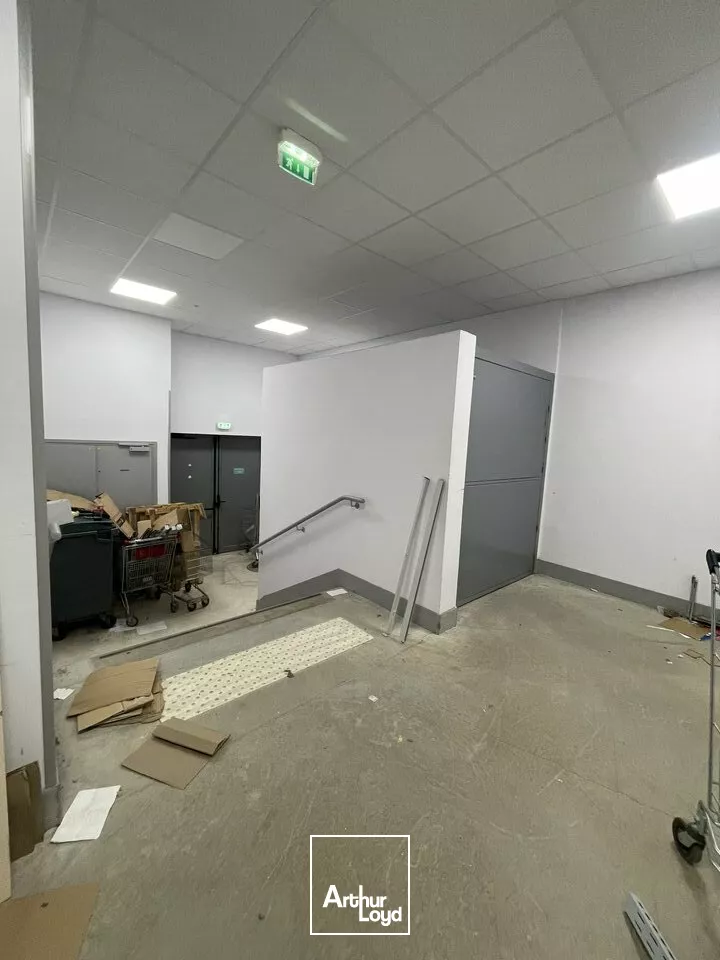 SECTEUR SAINT MARCEAUX / BLD DE LA PAIX A REIMS LOCAL COMMERCIAL DE 1 600M2 A LOUER. EXCELLENT ETAT 