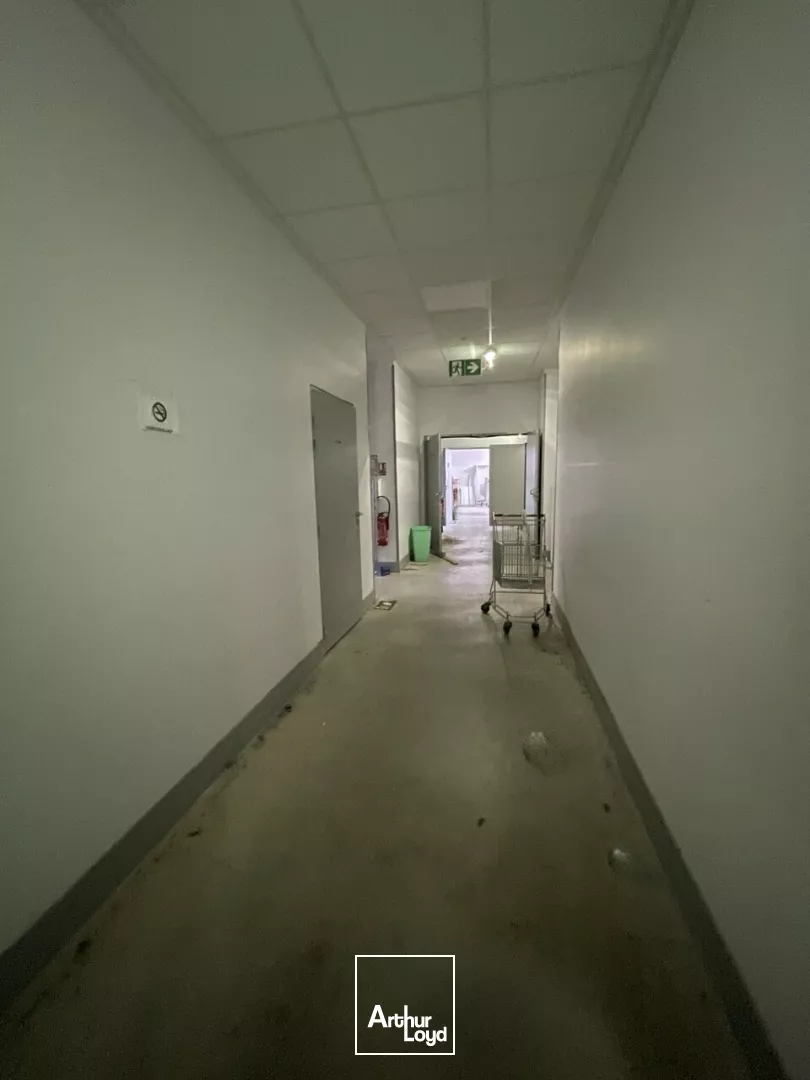 SECTEUR SAINT MARCEAUX / BLD DE LA PAIX A REIMS LOCAL COMMERCIAL DE 1 600M2 A LOUER. EXCELLENT ETAT 