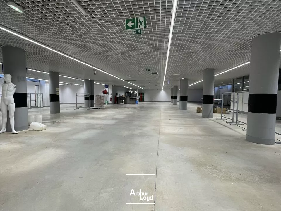 SECTEUR SAINT MARCEAUX / BLD DE LA PAIX A REIMS LOCAL COMMERCIAL DE 1 600M2 A LOUER. EXCELLENT ETAT 