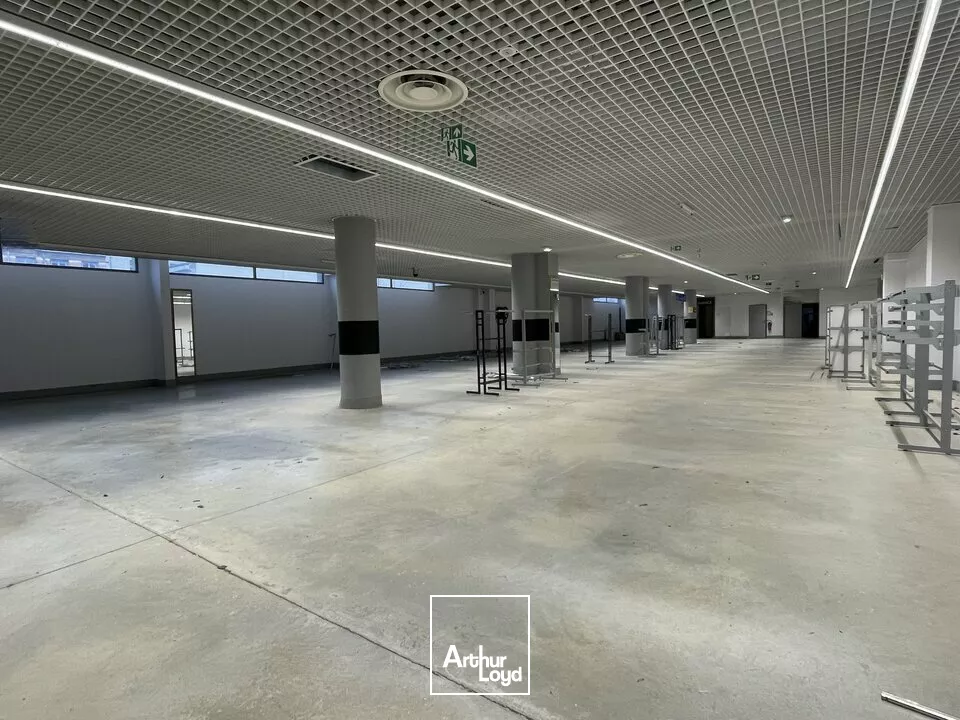 SECTEUR SAINT MARCEAUX / BLD DE LA PAIX A REIMS LOCAL COMMERCIAL DE 1 600M2 A LOUER. EXCELLENT ETAT 